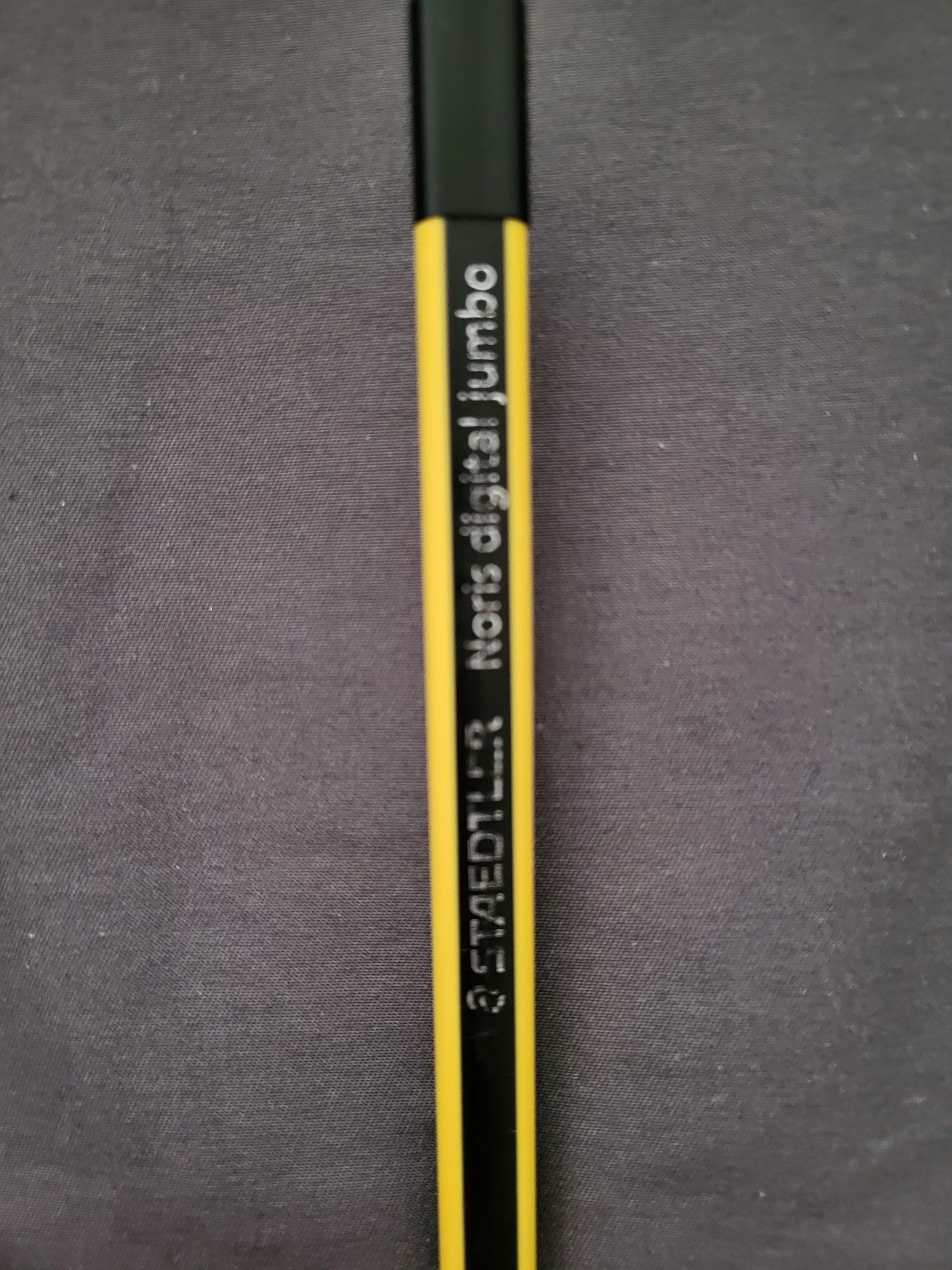 reMarkable 2 z dwoma rysikami oraz etui.