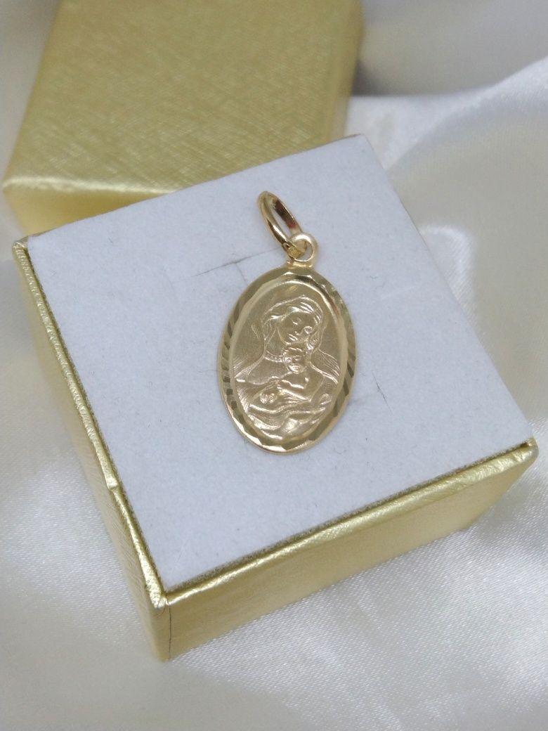 Złoty wisiorek medalik Matka Boska z Dzieciątkiem, złoto 585, komunia