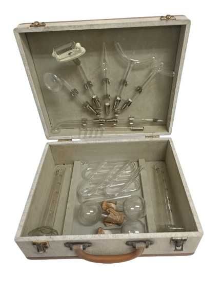Mala vintage com instrumentos nédicos - laboratório