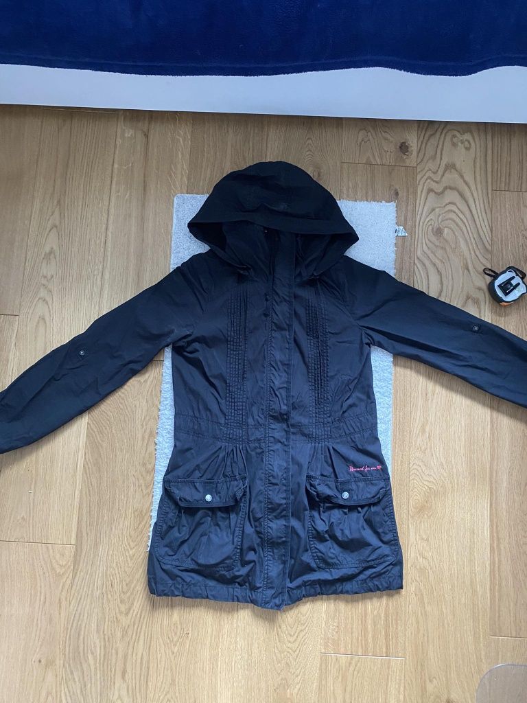 Czarna parka Reserved 38