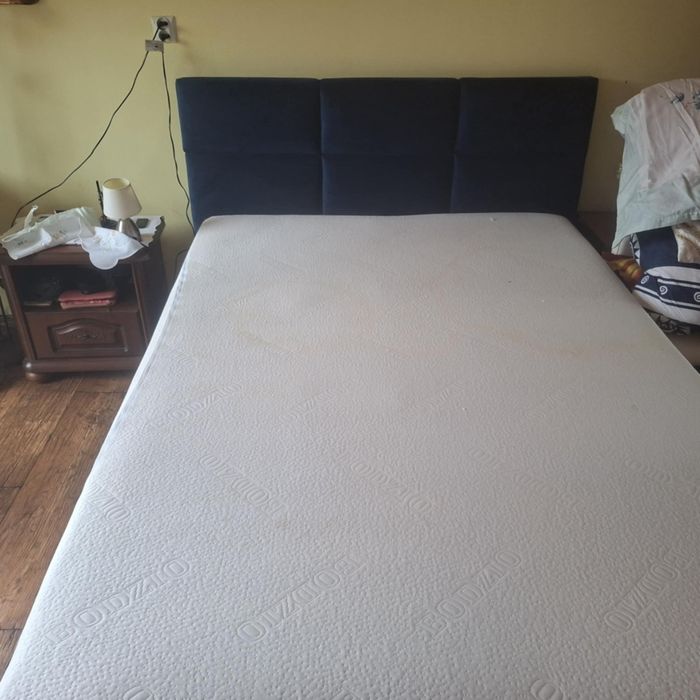 Sprzedam dwuosobowe łóżko, kupione w Bodzio około 3 lat temu. Kolor ci