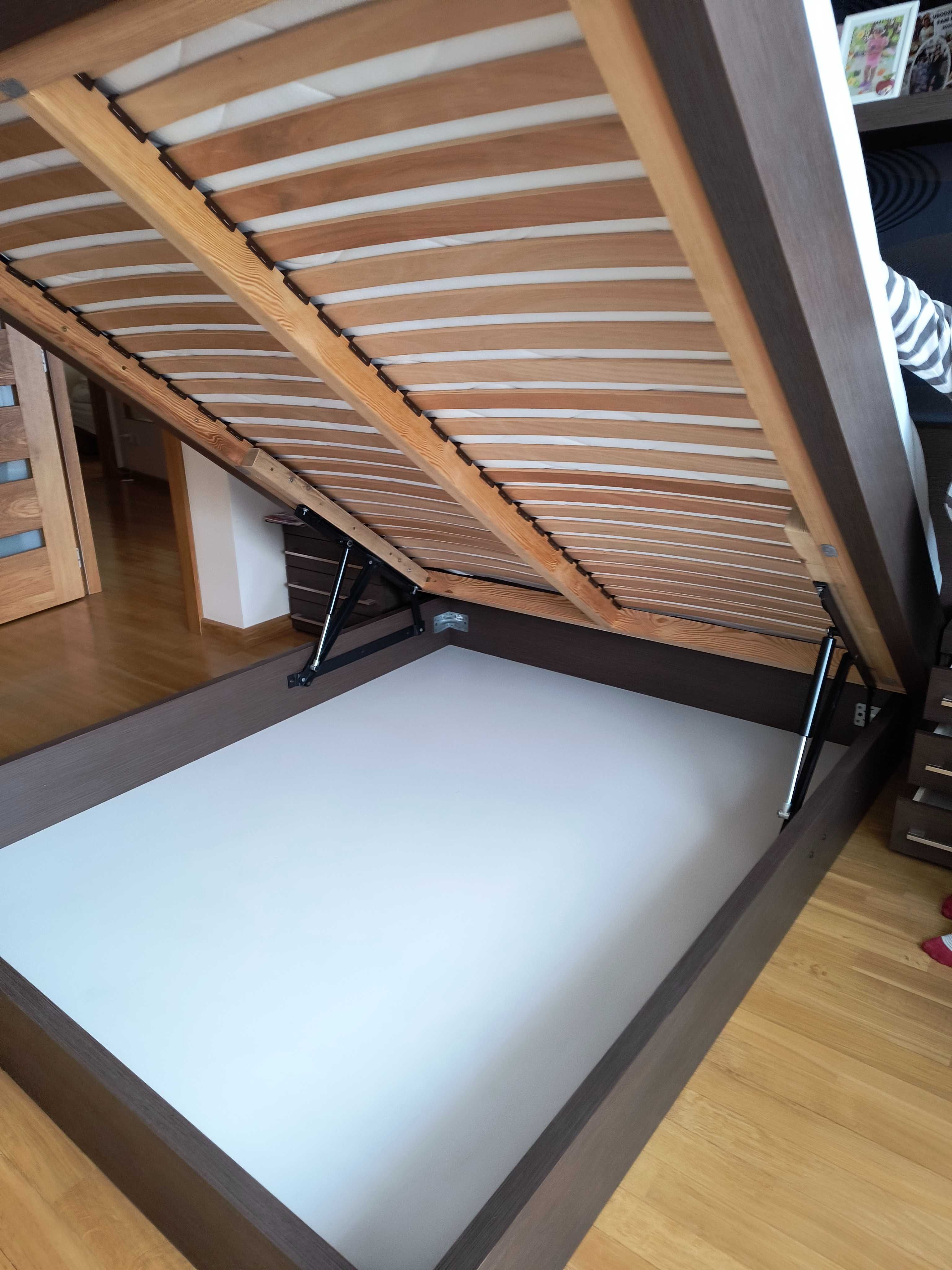 Sprzedam łóżko z materacem nowym 160x200 plus 2 szafki nocne
