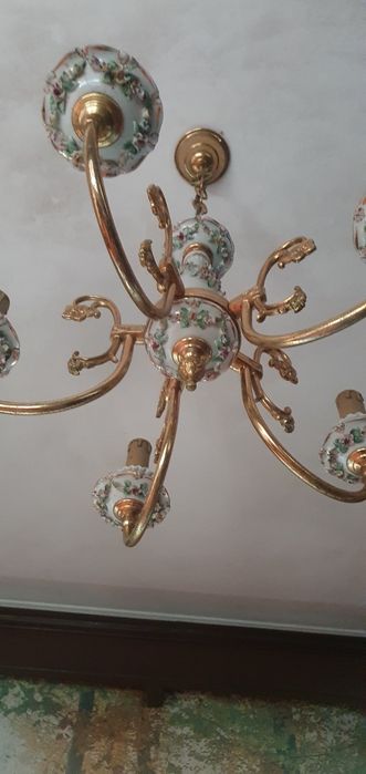Candeeiro de teto antigo em porcelana e metal dourado
