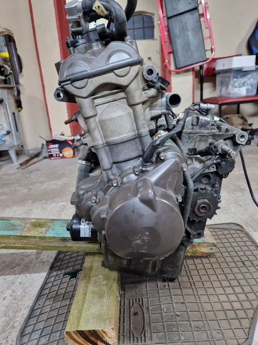 Silnik Triumph Daytona 675 uszkodzona panewka / zamiana