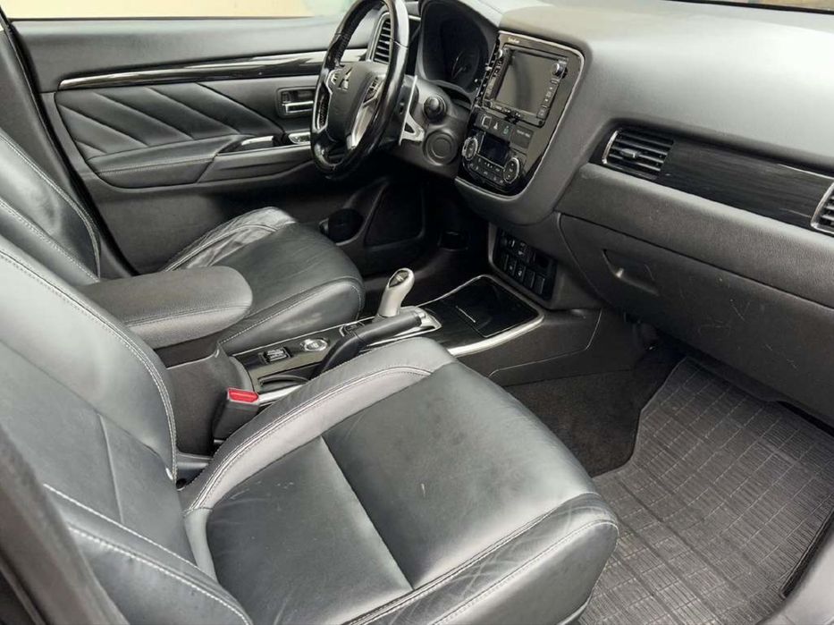 Mitsubishi Outlander PHEV 2016