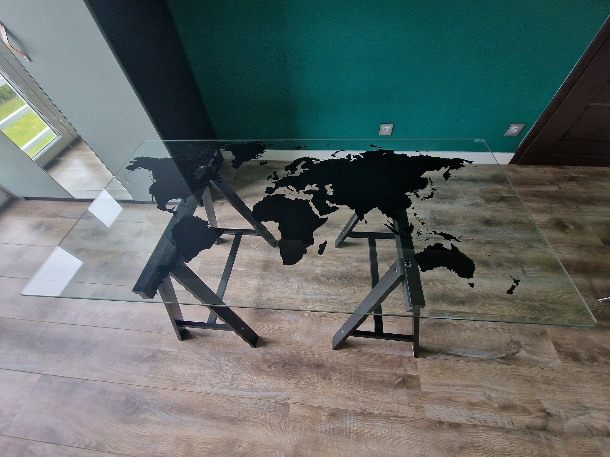 Szklane biurko, nadruk mapa świata