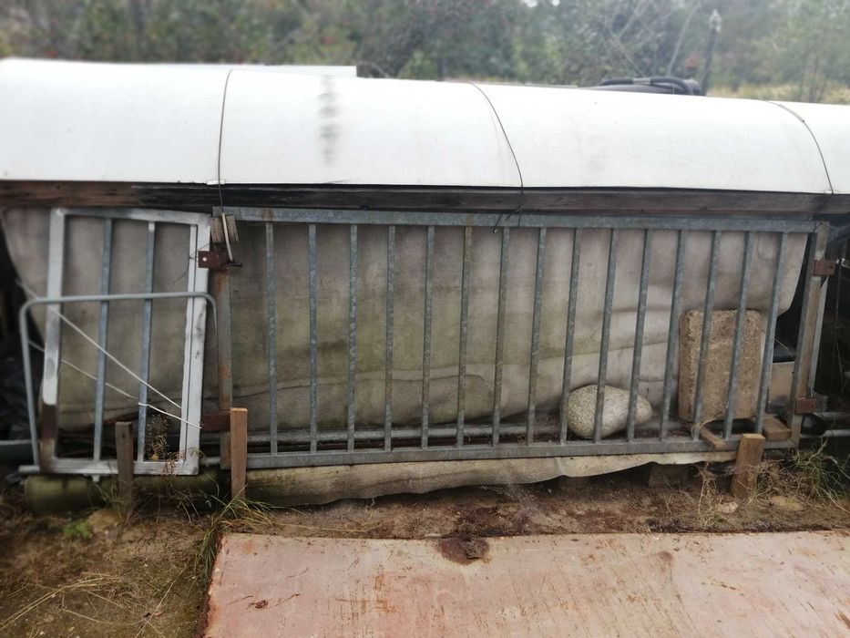 ogrodzenie: 4 przęsła, 2 x furtka + wstawki