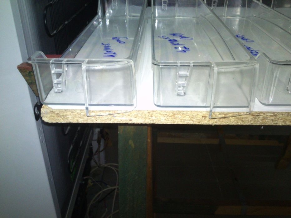 Prateleiras e caixas de frigoríficos impecáveis