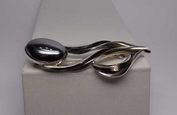 Srebrna broszka z hematytem.