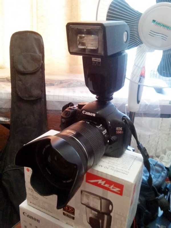 Зеркальний Canon 550 D + об`єктив Canon + спалах Metz