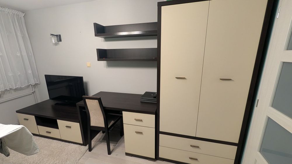 Komplet mebli. Stan bardzo dobry. Krzesło gratis.