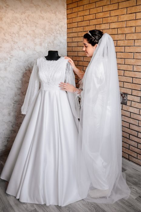 Шикарна весільна сукня)