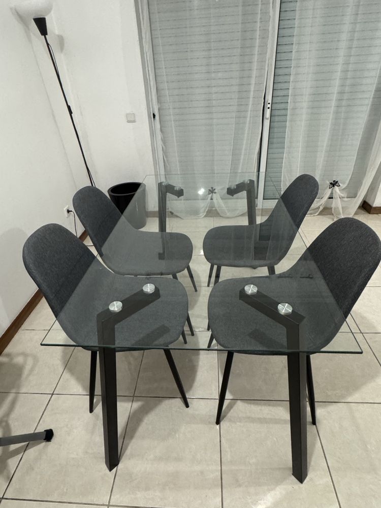 Mesa em vidro com 4 cadeiras
