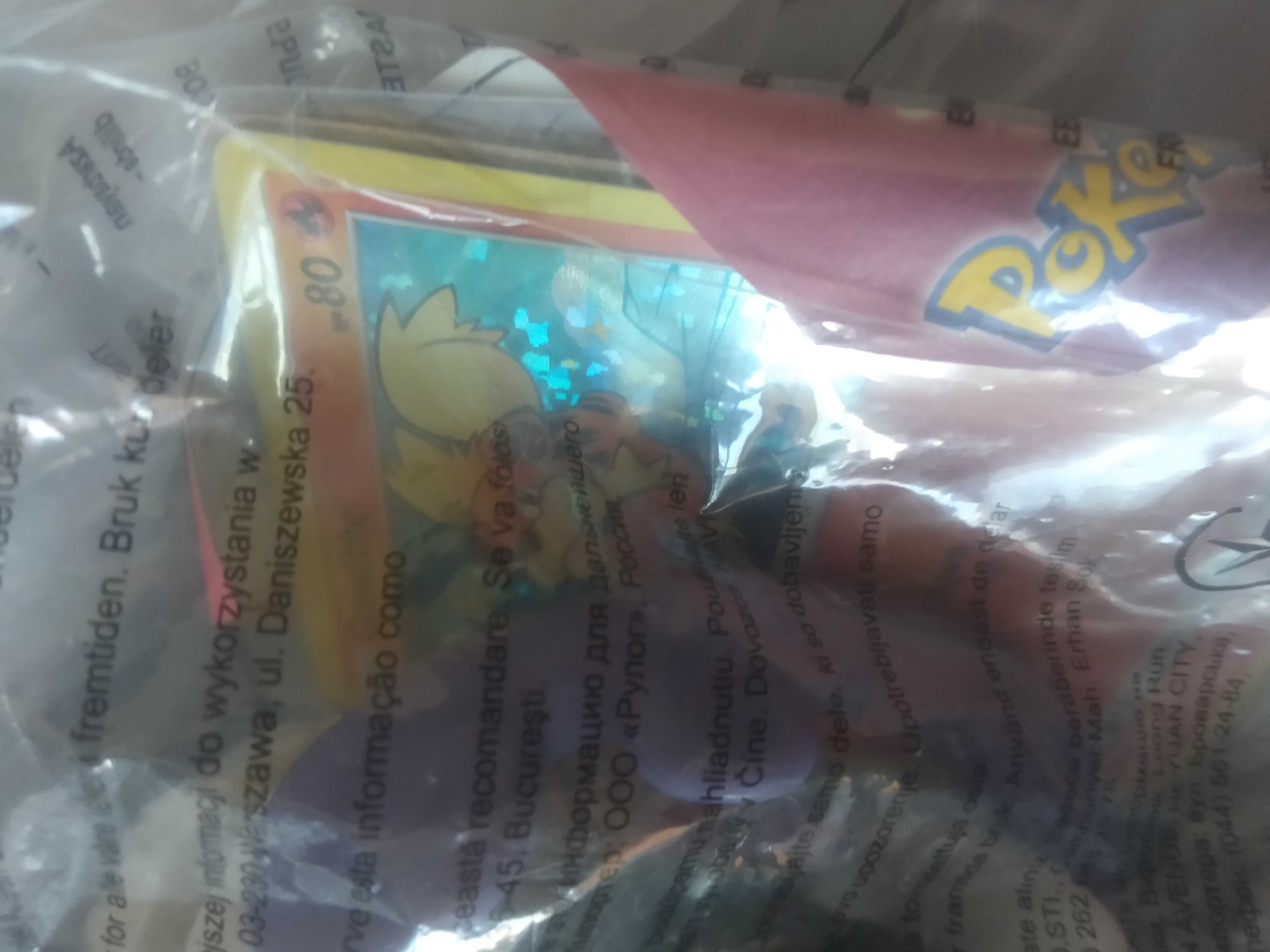 Bonecos Pokémon com cartas pokemon