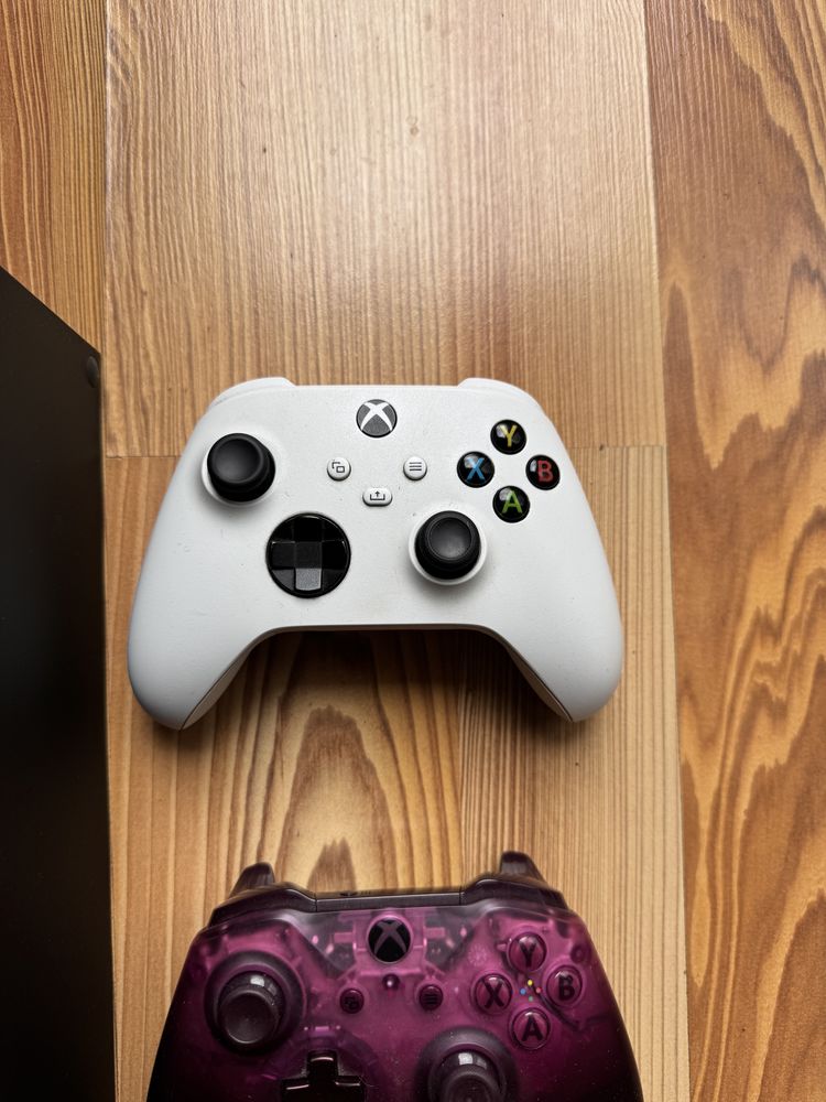 Xbox series x 1tb + 2 pady