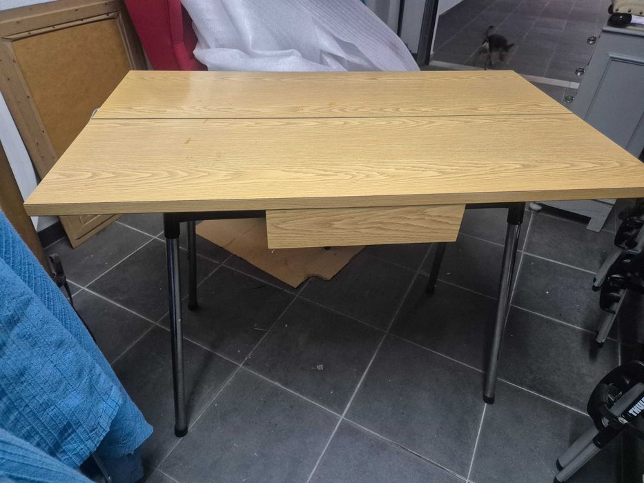 Mesa de cozinha em formica creme dobrável