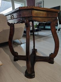 Drewniany ręcznie wykonany stolik do szach