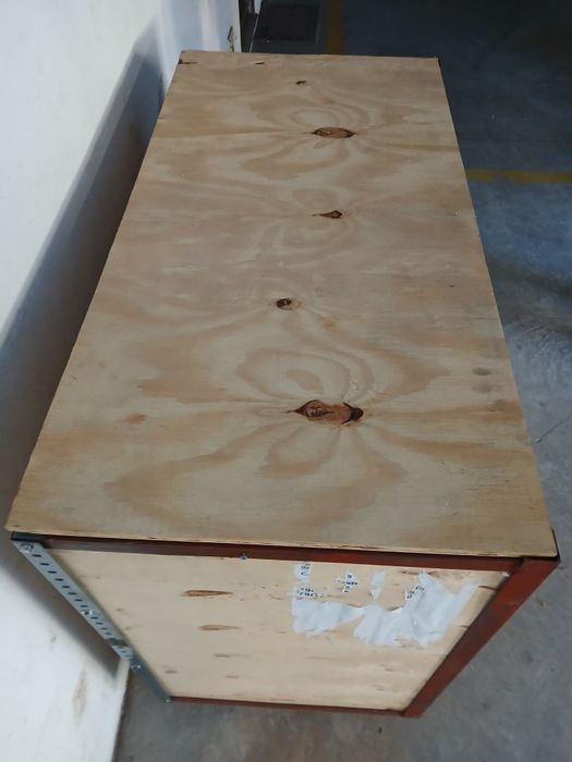 Dois caixotes grandes de madeira