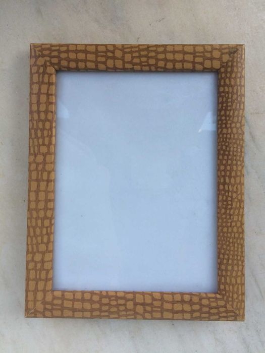 Moldura Castanha-Escura com Padrão