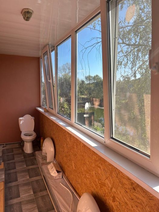 Сучасний гарний садовий будинок біля озера YV