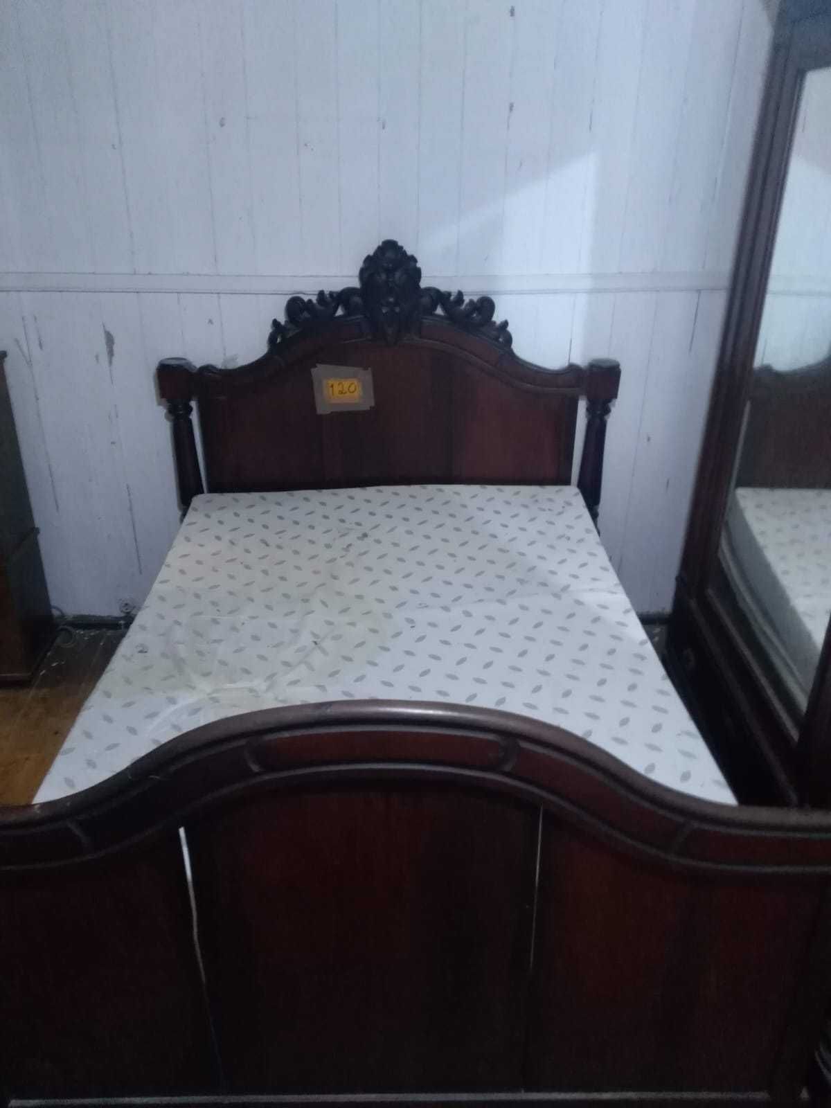 cama antiga em madeira