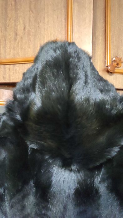 Продам шубу в хорошому стані з капюшоном