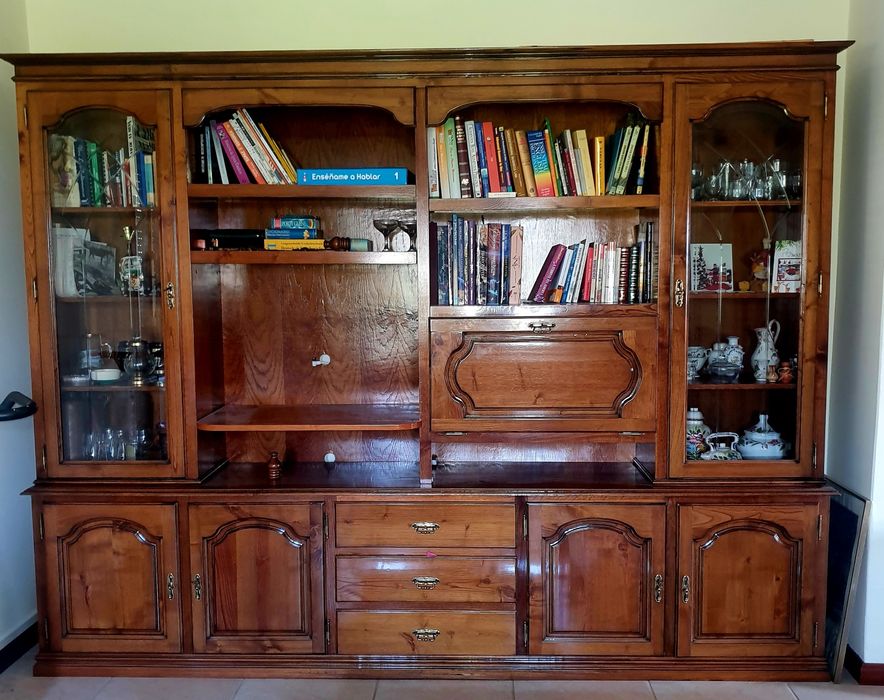 Vendo livreiro de madeira maciça.