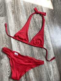Czerwony strój kąpielowy wiązany bikini