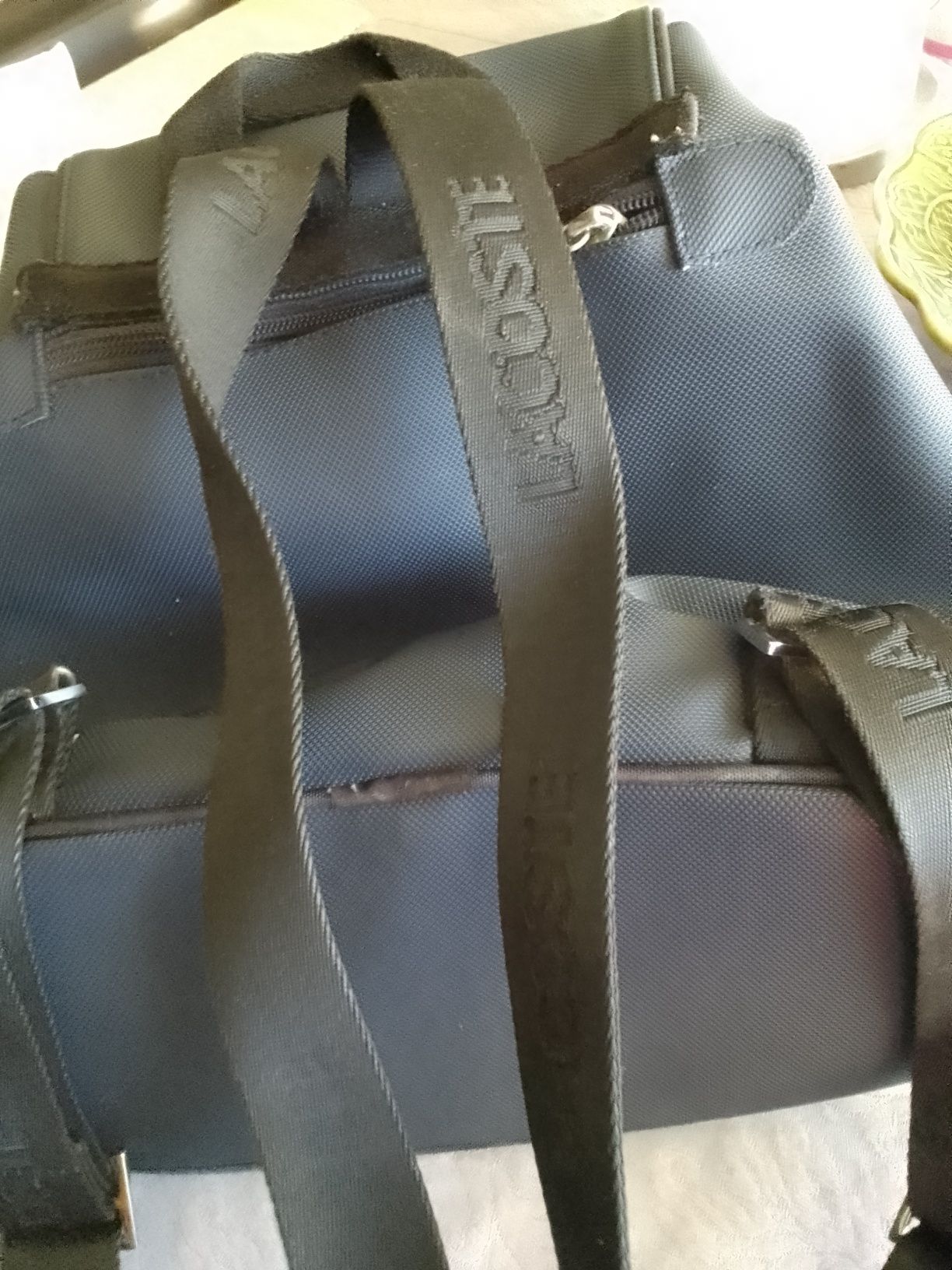 Mochila Lacoste em bom estado