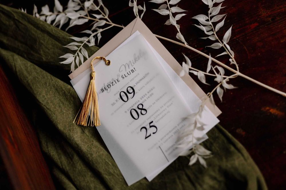 zaproszenia ślubne ze złotym chwostem i kalką