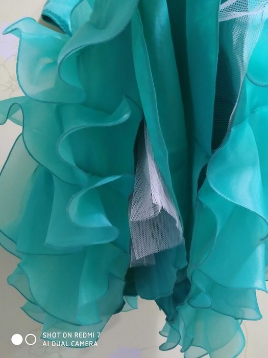 Нарядное платье р.98 зеленое на хлопковой подкладке