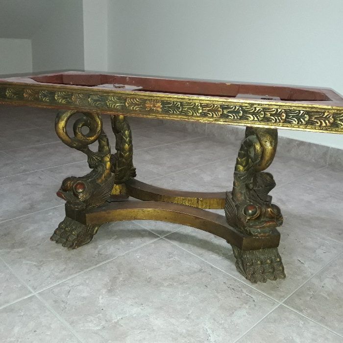 Mesa baixa em mármore e madeira