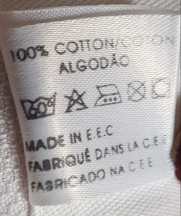 Toalha de rosto bordada com a letra F