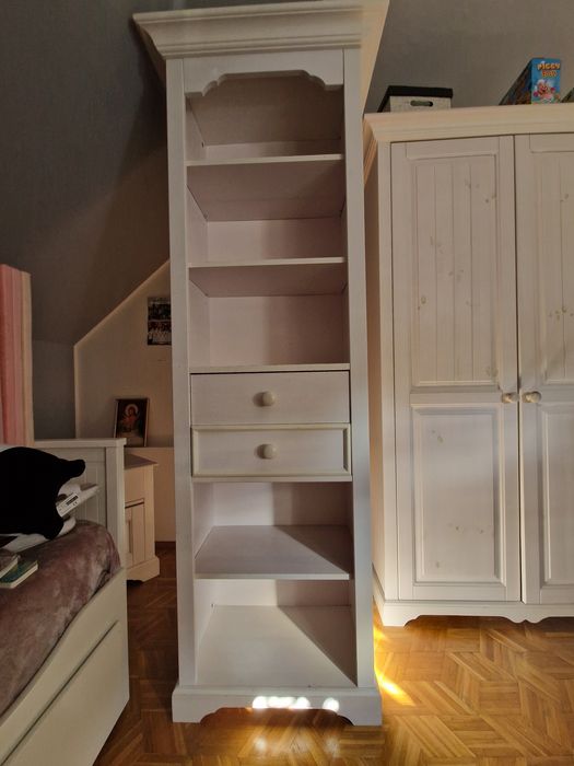 Meble dla dziewczynki: szafa, komoda, regal i nakaslik