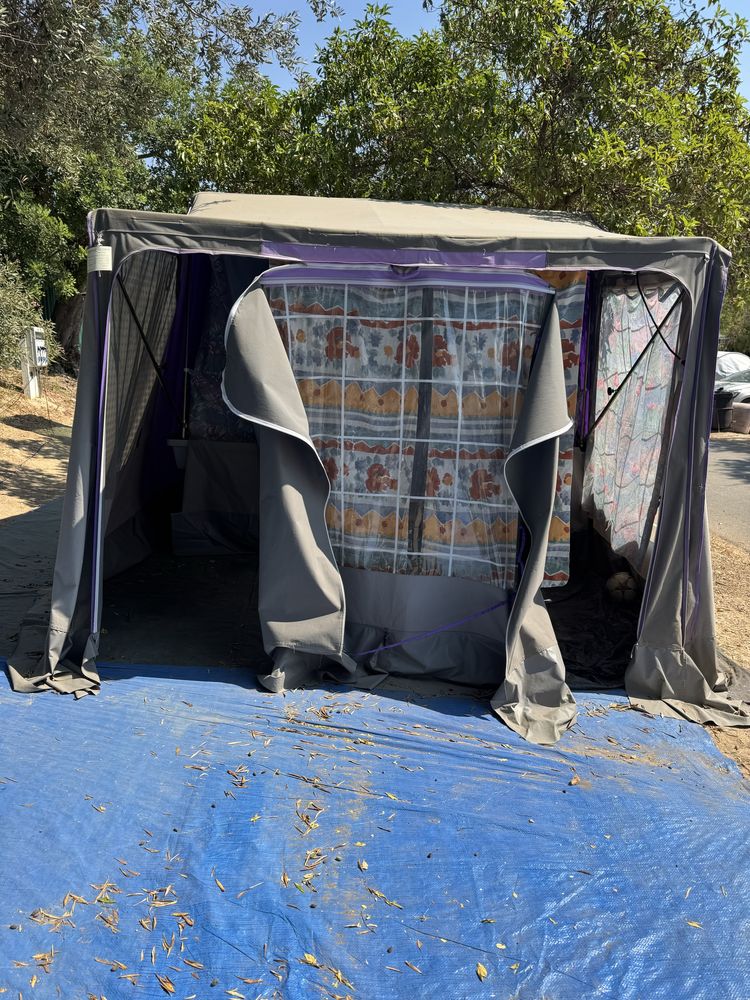 Vendo atrelado tenda com 2 quartos e avançado.
