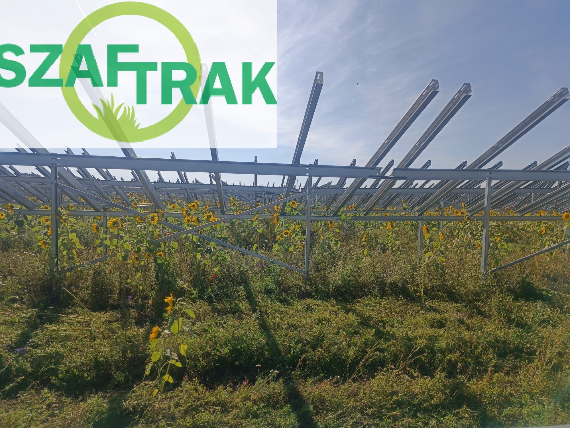 Koszenie trawy farm fotowoltaicznych paneli nieużytków