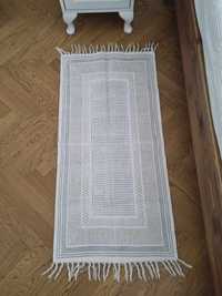 Prostokątny bawełniany dywan z wzorem w print i frędzlami Zara Home
