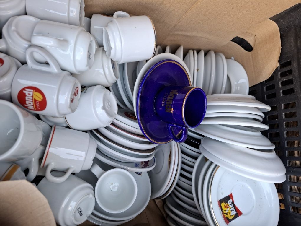 Colecção de chavenas e pires de café