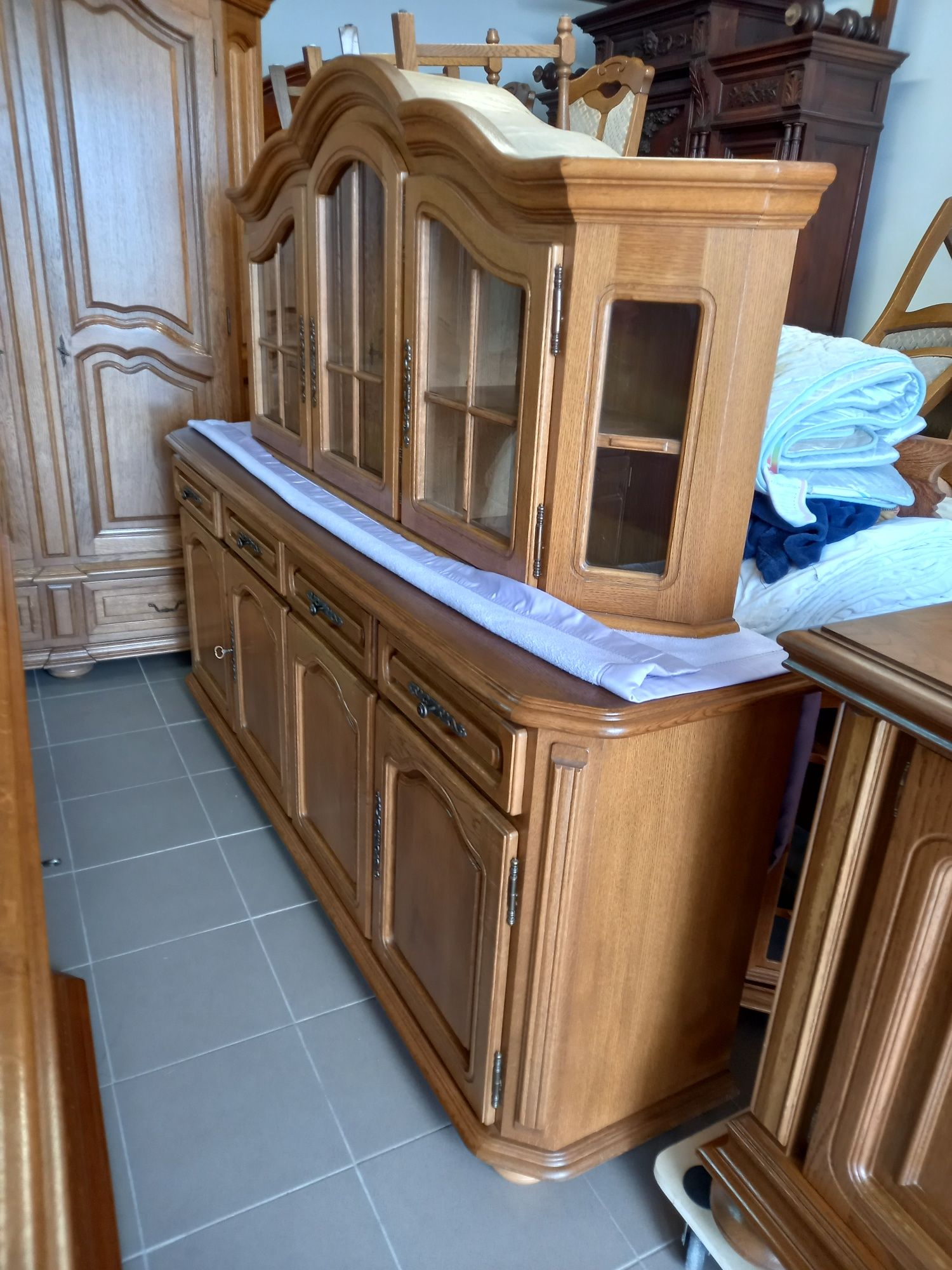 Komoda dębowa z witryną do powieszenia