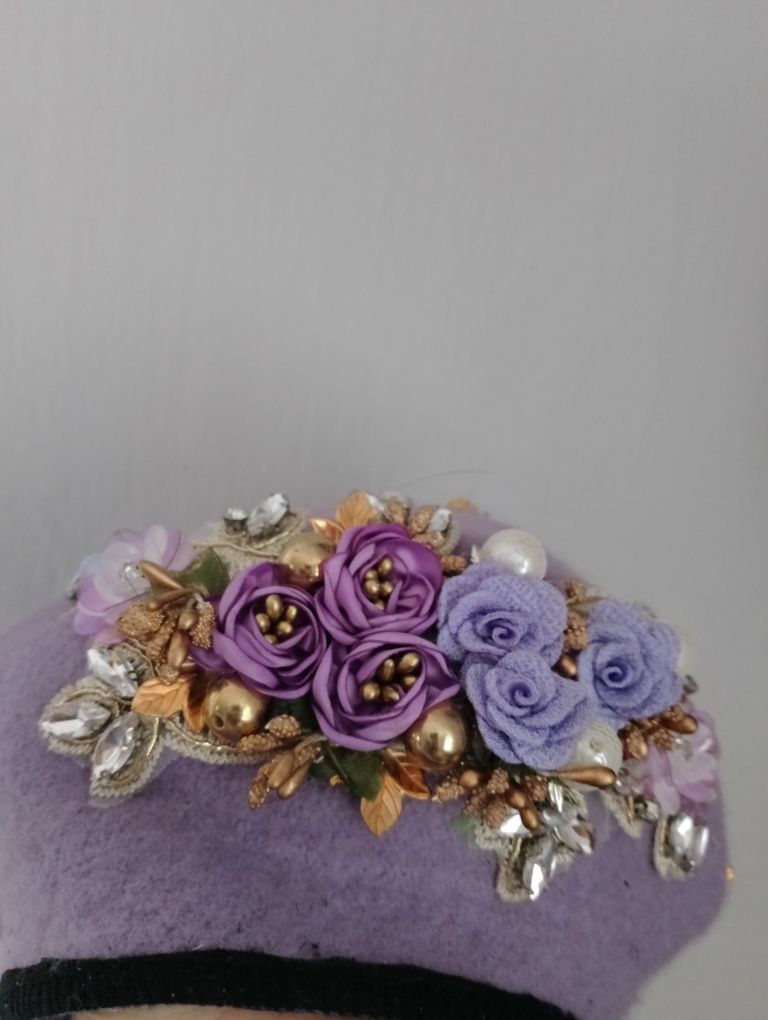 Elegancki fioletowy beret z ozdoba w kwiaty, kamieniami i perlami