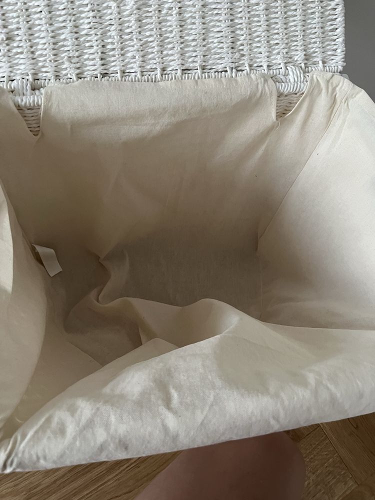 Biały wiklinowy kosz z wyściółką Zara Home