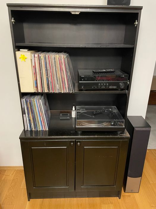 Ciemny regał z półkami