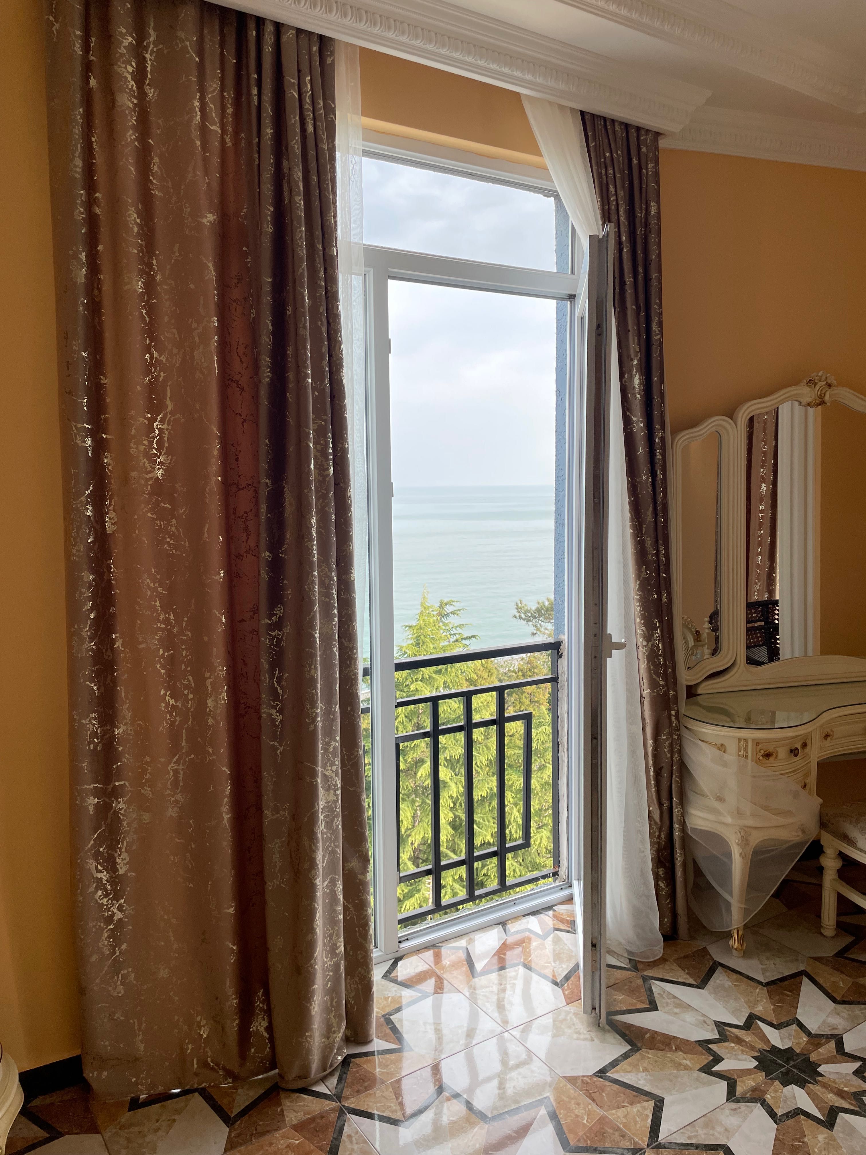 Квартира в Батумі на березі моря з видом на море і гори