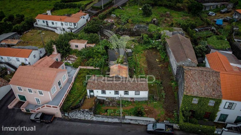 T2 para Remodelação com Vista de Mar e Terreno – São Mateus, Madale...
