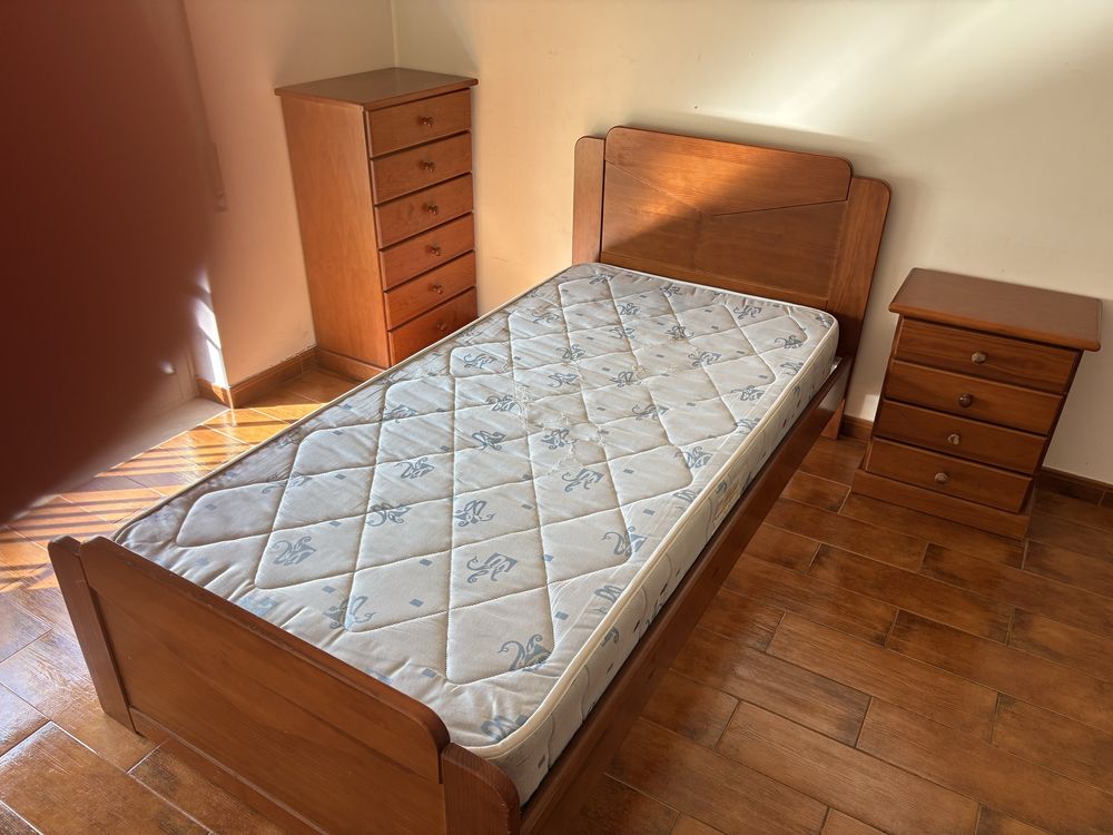 Cama de solteiro e mesa de cabeceira