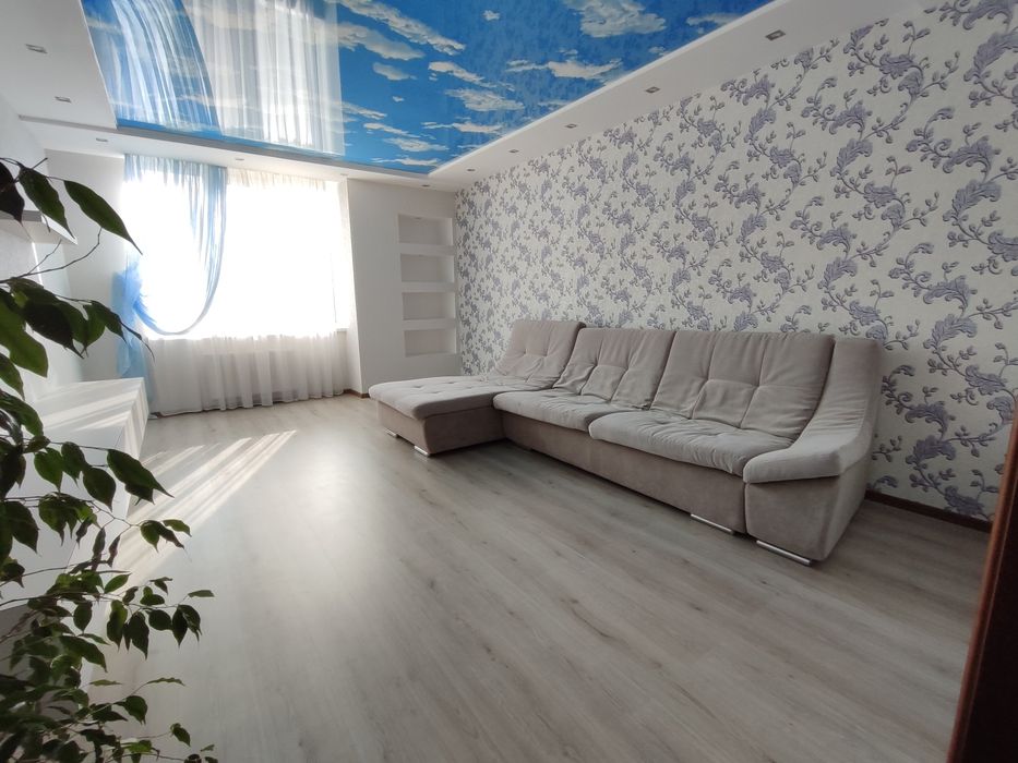 Оренда квартири в центрі в новому будинку з паркомісцем.