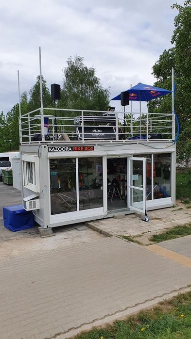 Pawilon handlowy 6x3 z użytkowym dachem, schodami i roletami