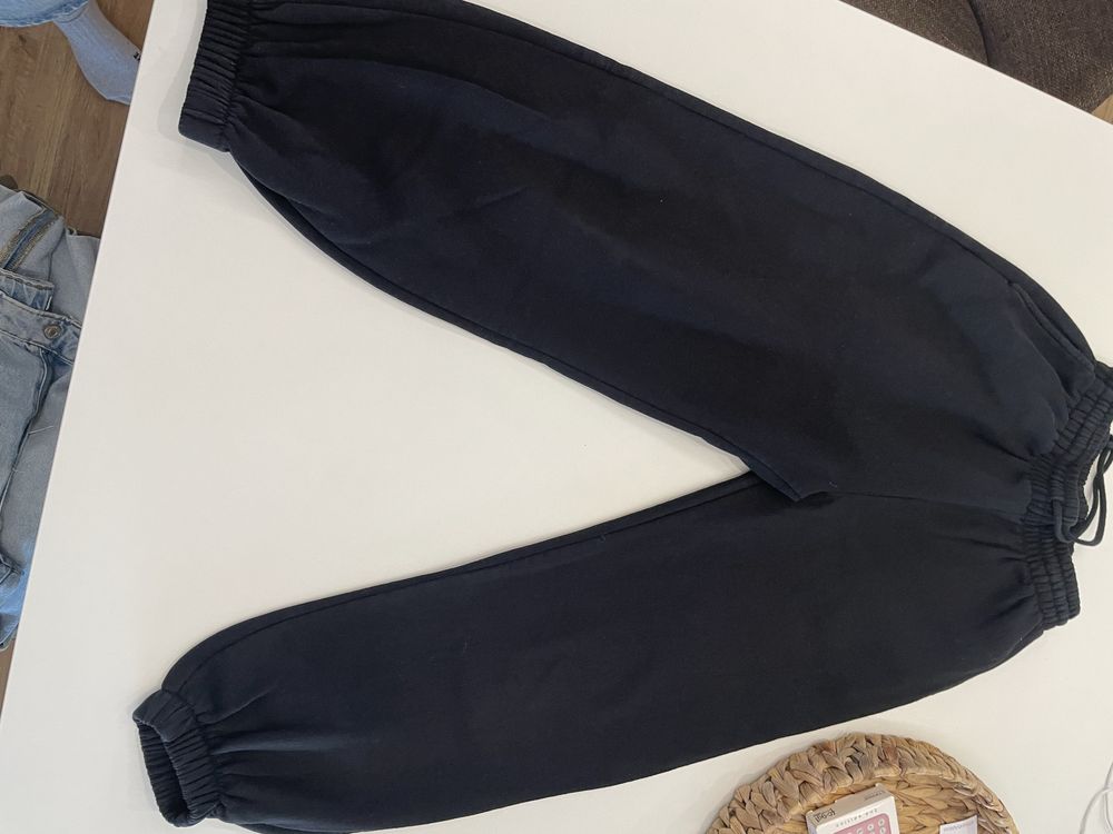 8 peças de roupa de diferentes estilos.