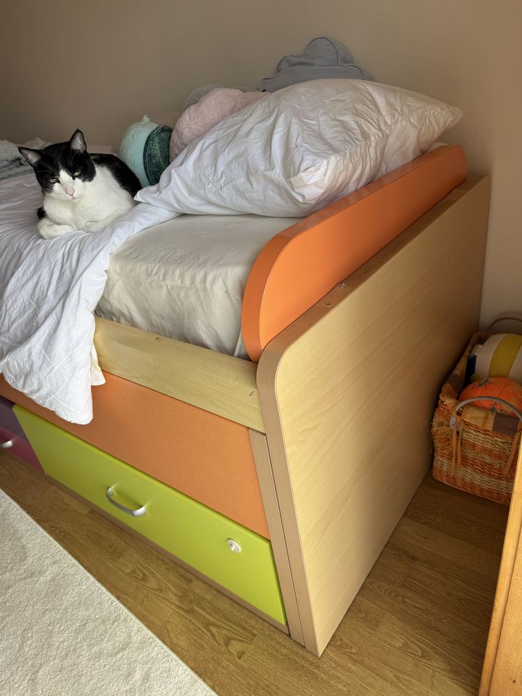 Cama dupla com 2 colchoes e arrumaçao