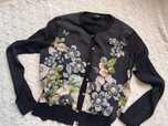 TED BAKER zapinany sweterek w kwiaty roz. M
